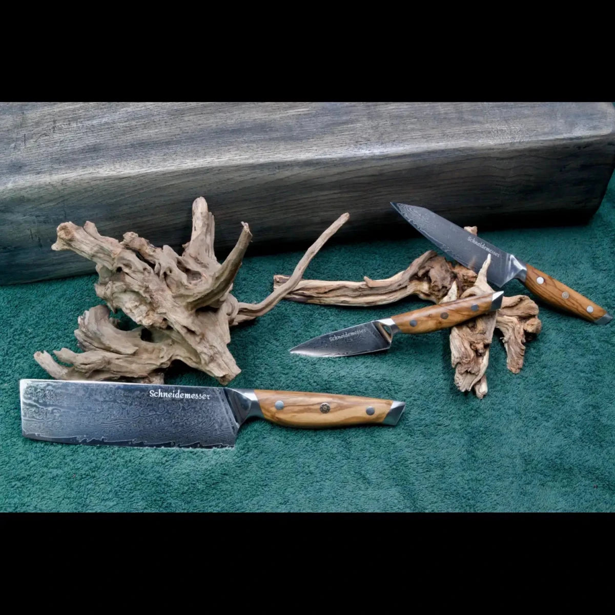 Das 3-teilige Damastmesser-Set mit VG10 Klingen aus 67 Lagen umfasst Allzweck-, Gemüse- und Nakirimesser mit Olivenholzgriff.