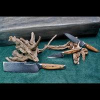Das 3-teilige Damastmesser-Set mit VG10 Klingen aus 67 Lagen umfasst Allzweck-, Gemüse- und Nakirimesser mit Olivenholzgriff.
