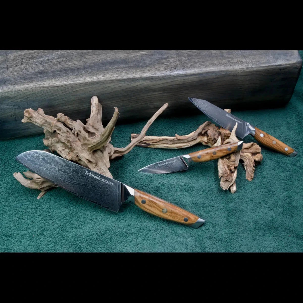 Das 3-teilige Damastmesser-Set mit VG10 Klingen aus 67 Lagen umfasst Allzweck-, Gemüse- und Santokumesser mit Olivenholzgriff.