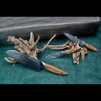 Das 3-teilige Damastmesser-Set mit VG10 Klingen aus 67 Lagen umfasst Allzweck-, Gemüse- und Santokumesser mit Olivenholzgriff.