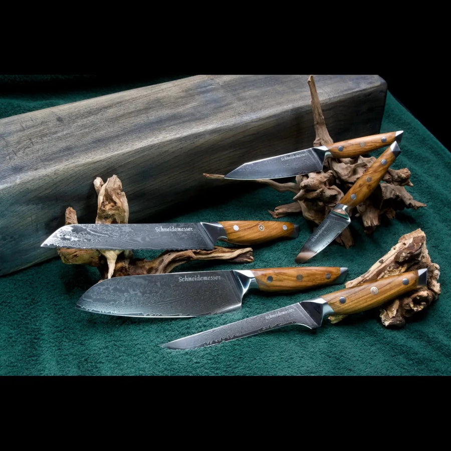 Das 5-teilige Damastmesser-Set mit VG10 Klingen aus 67 Lagen umfasst Allzweck-, Gemüse-, Santoku-, Brot- und Ausbeinmesser mit Olivenholzgriff.