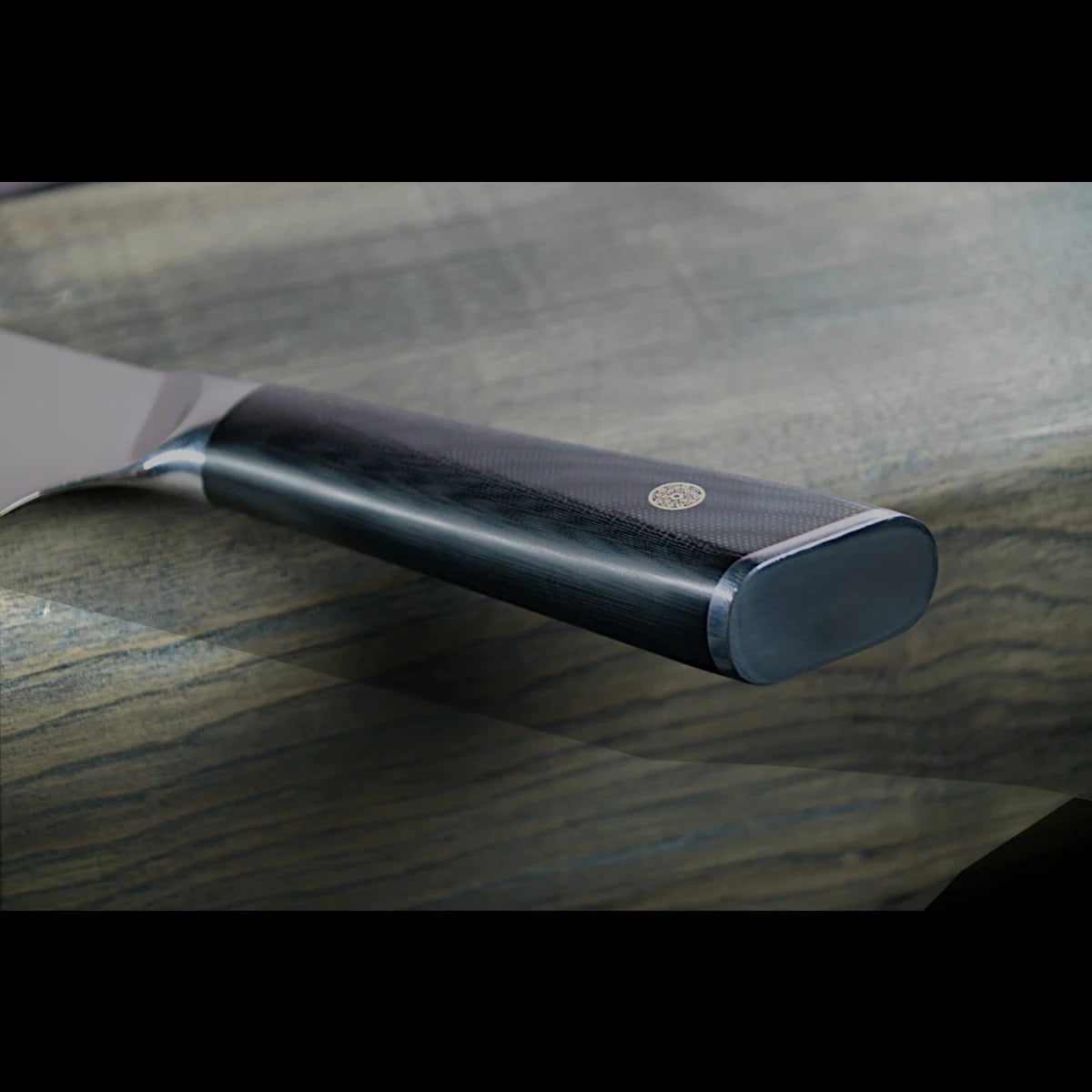 Ergonomischer schwarzer G10 Griff des SKeld® Damasmessers der V2 Black Serie in Seitenansicht