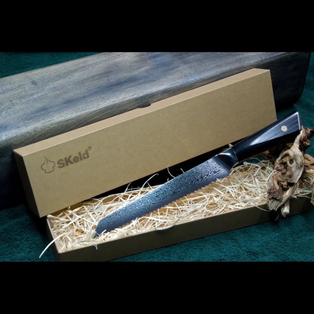 SKeld® Geschenkbox mit Holzwolle-Polsterung und Damast Brotmesser mit shwarzem G10-Griff