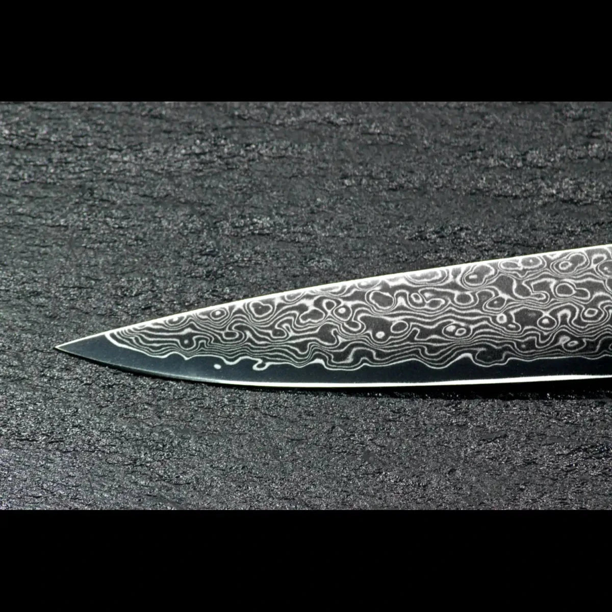 Detailansicht der polierten Damastklinge mit feiner 67-lagiger Damaststruktur