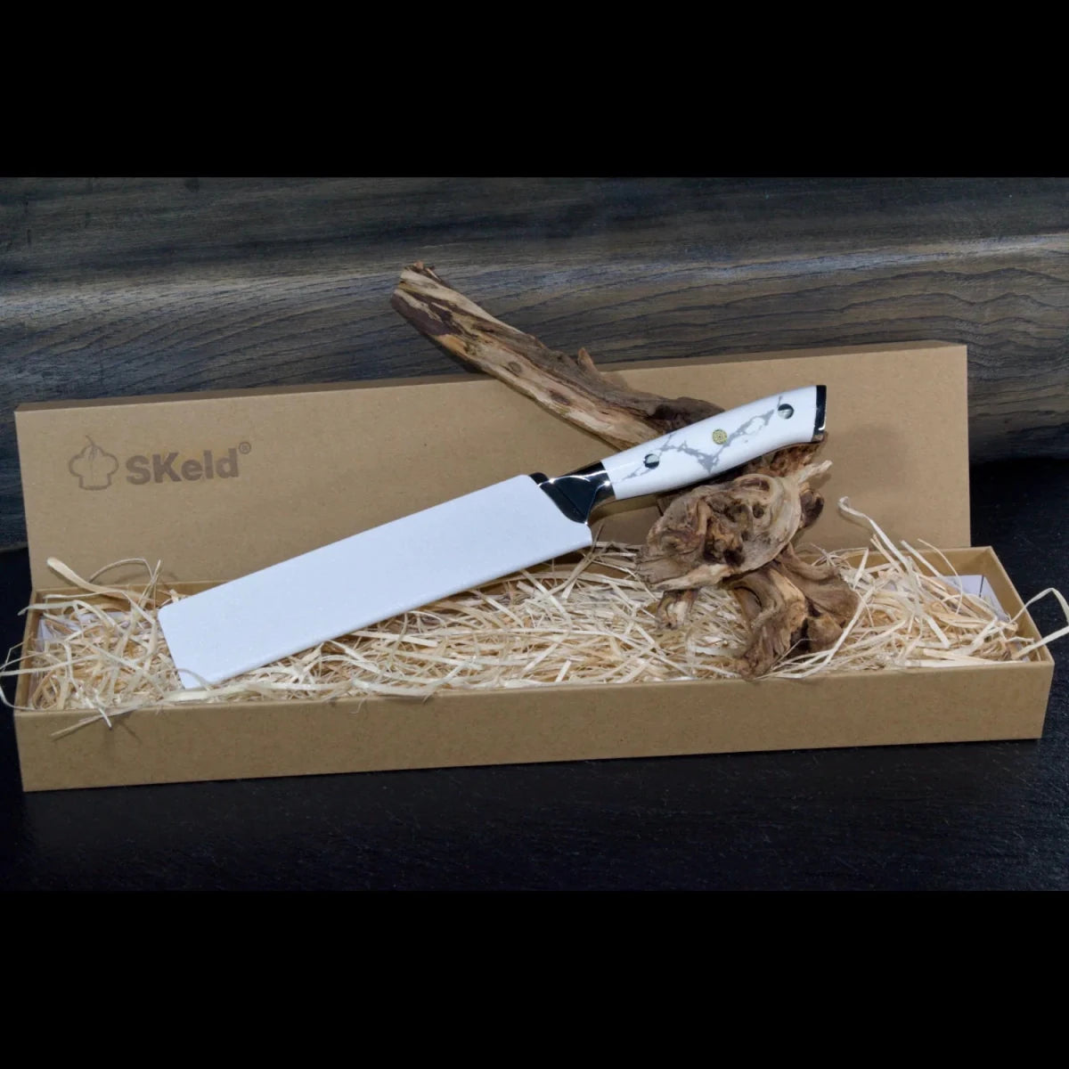 Damast Allzweckmesser mit weißem Howlith Mineralgriff in SKeld Geschenkbox mit Holzwolle und weißem Klingenschutz