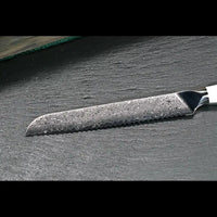 Silberfarbene 21 cm Damastklinge des SKeld® Brotmessers mit feiner 67-lagiger Damaststruktur