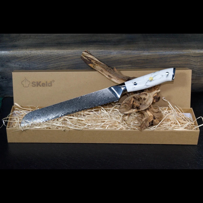 SKeld® Damast Brotmesser mit weißem Howlith-Mineralgriff in schwarzer Geschenkbox mit Holzwolle
