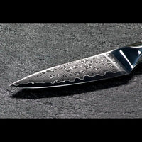 Glänzende silberfarbene Damastklinge des SKeld® Gemüsemessers mit feiner 67-lagiger Damaststruktur