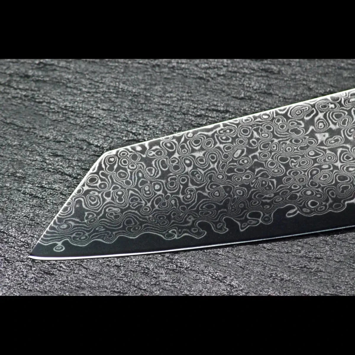 Detailansicht der charakteristischen spitz zulaufenden Klinge des SKeld® Damast Kiritsukemessers