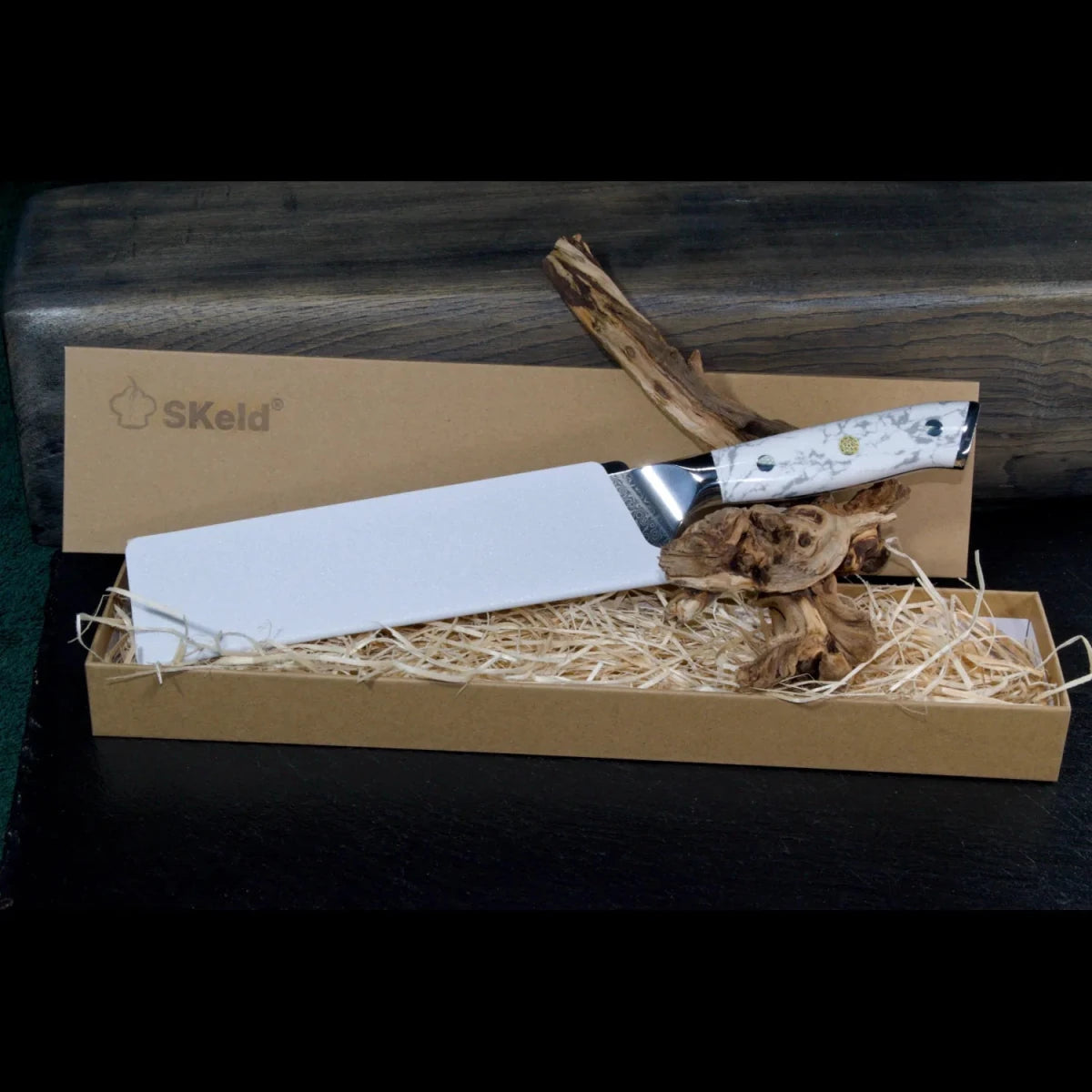SKeld® Damast Kiritsukemesser mit weißem Howlith-Mineralgriff in Geschenkbox mit Holzwolle-Polsterung und weißem Klingenschutz