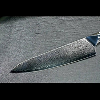 Gesamtansicht der 21 cm Damastklinge mit VG10 Edelstahlkern und feiner Damaststruktur
