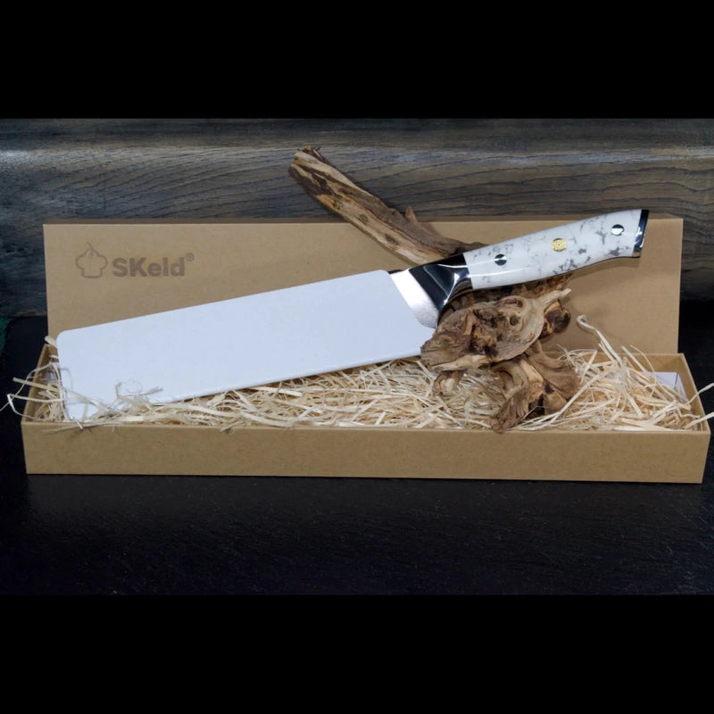 Damast Kochmesser 21 cm mit weißem Howlith-Mineralgriff in SKeld® Geschenkbox mit Holzwolle und weißem Klingenschutz
