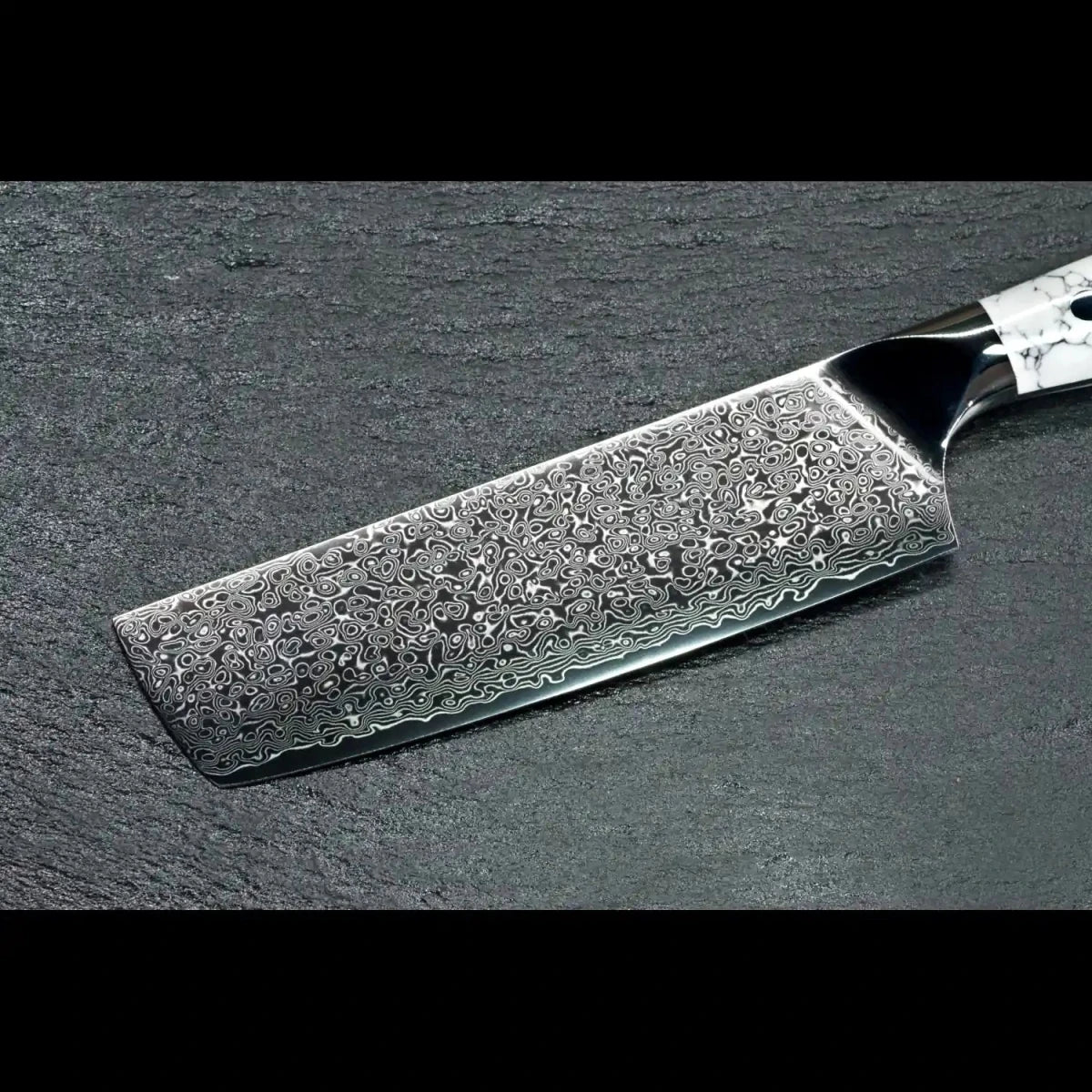 17 cm lange silberfarbene Damastklinge des Nakirimessers mit feiner Damaststruktur und VG10-Kernstahl