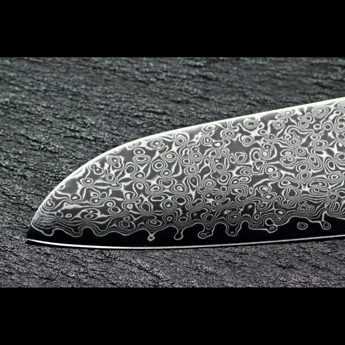 Detailansicht der Damastklinge mit feiner 67-lagiger Damaststruktur und VG10 Kernstahl