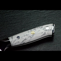 Weißer Howlith-Mineralgriff des SKeld® Damastmessers mit natürlichen grauen und schwarzen Aderungen