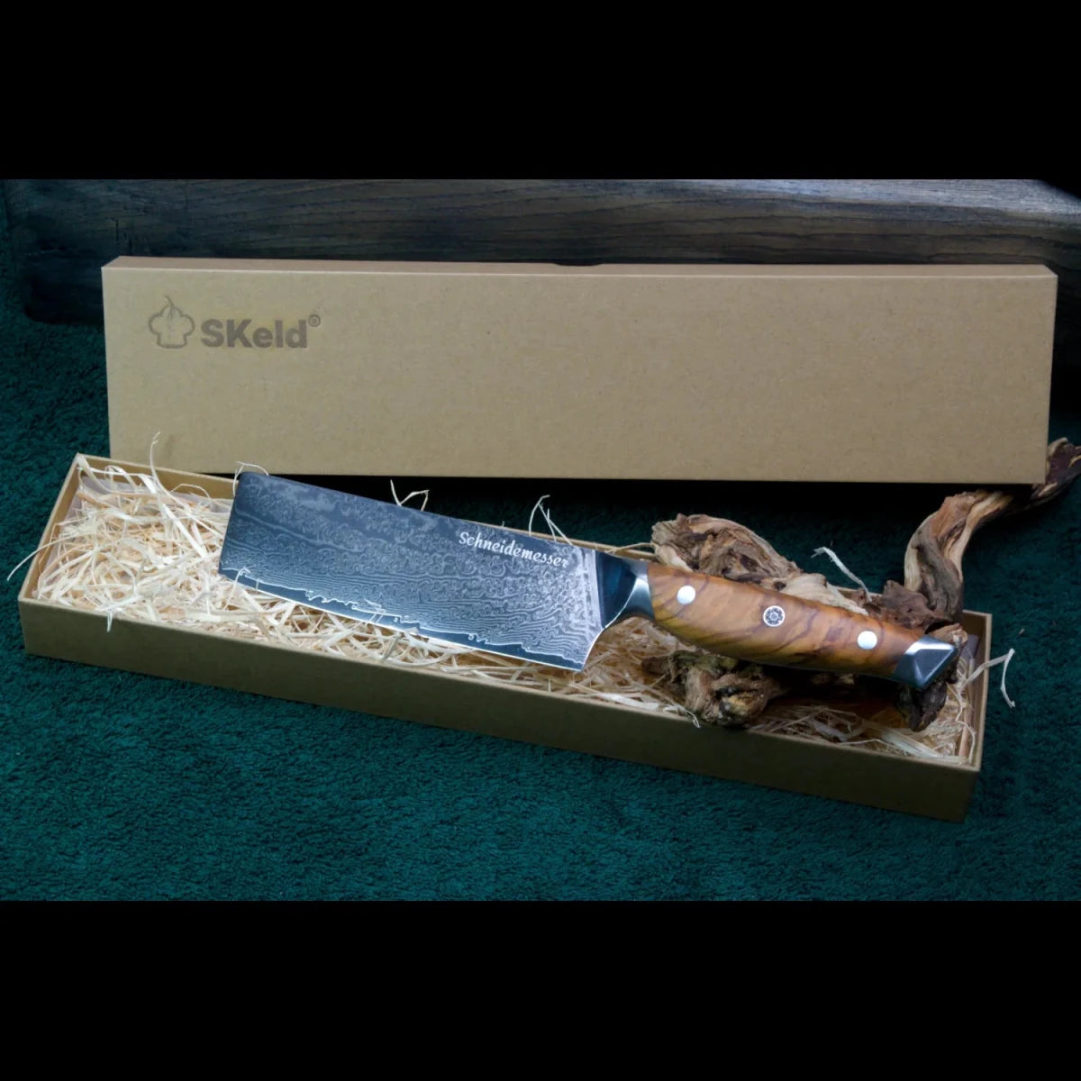 SKeld® Geschenkbox mit Holzwolle-Polsterung und Olivenholz Damast Nakirimesser