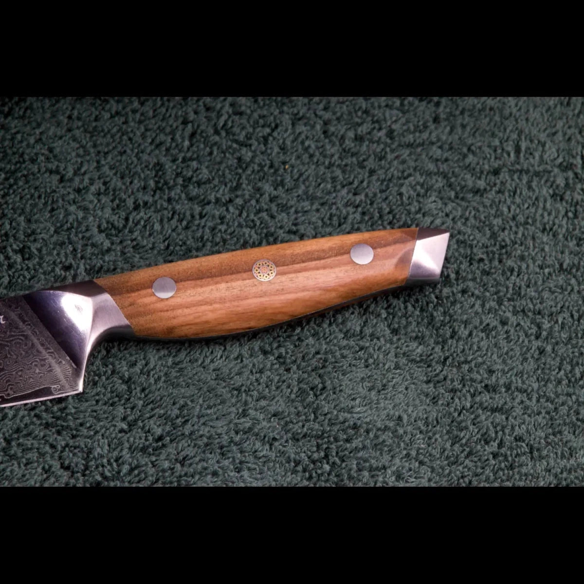 Detail des ergonomischen Olivenholzgriffs von SKeld® Schneidemesser