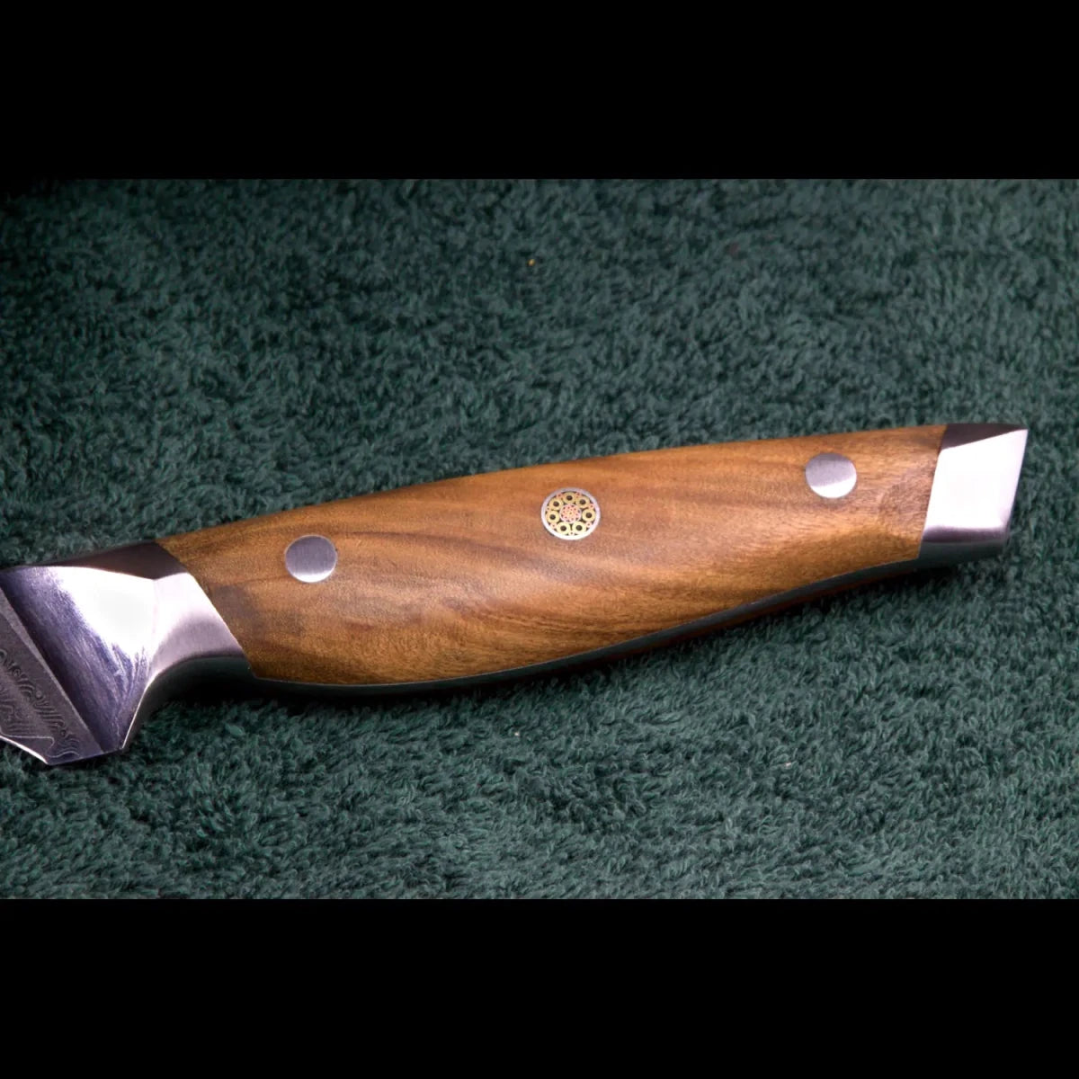 Olivenholzgriff des SKeld® Damastmessers, ergonomisch geformt