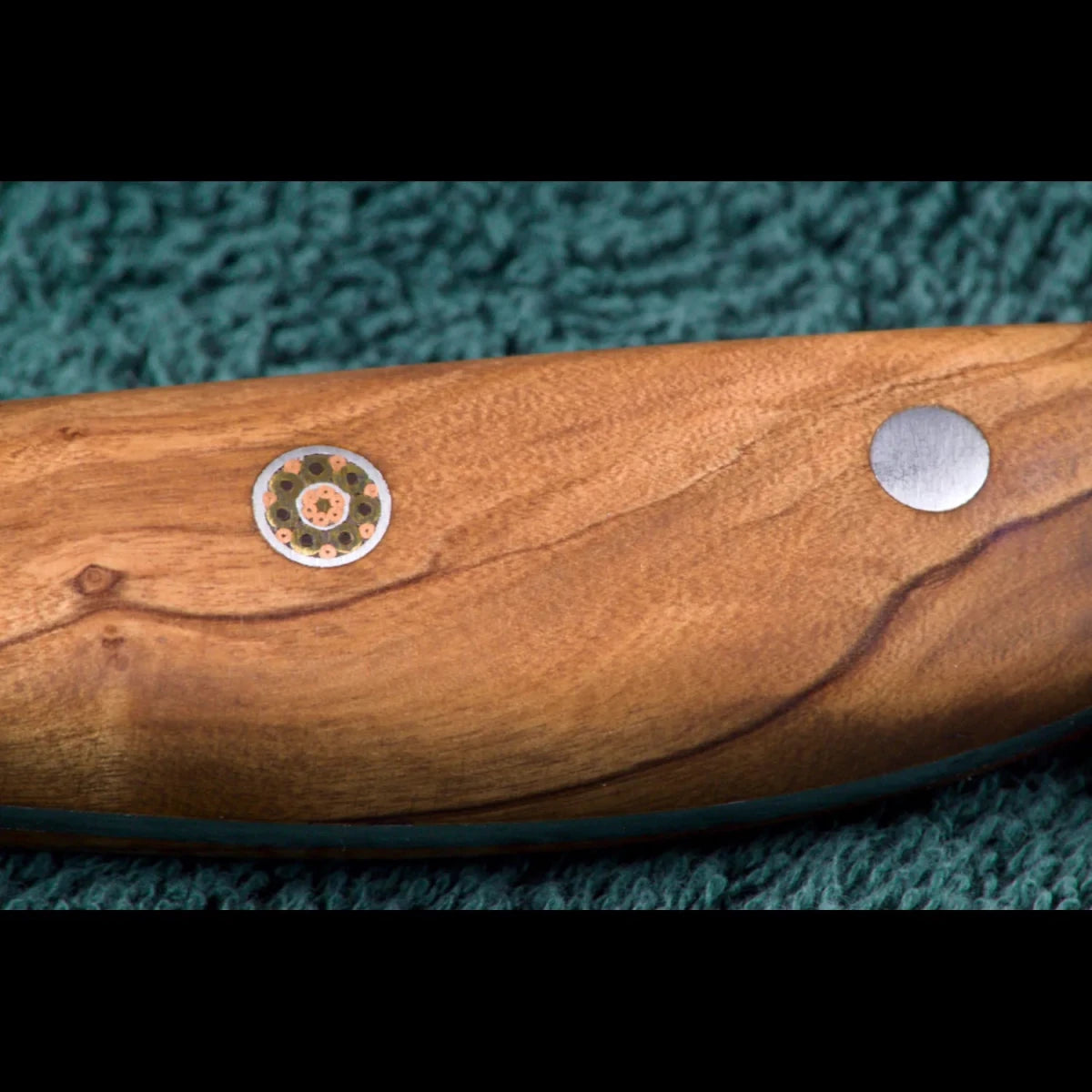 Olivenholzgriff des Damastmessers von Skeld®, ergonomisch geformt
