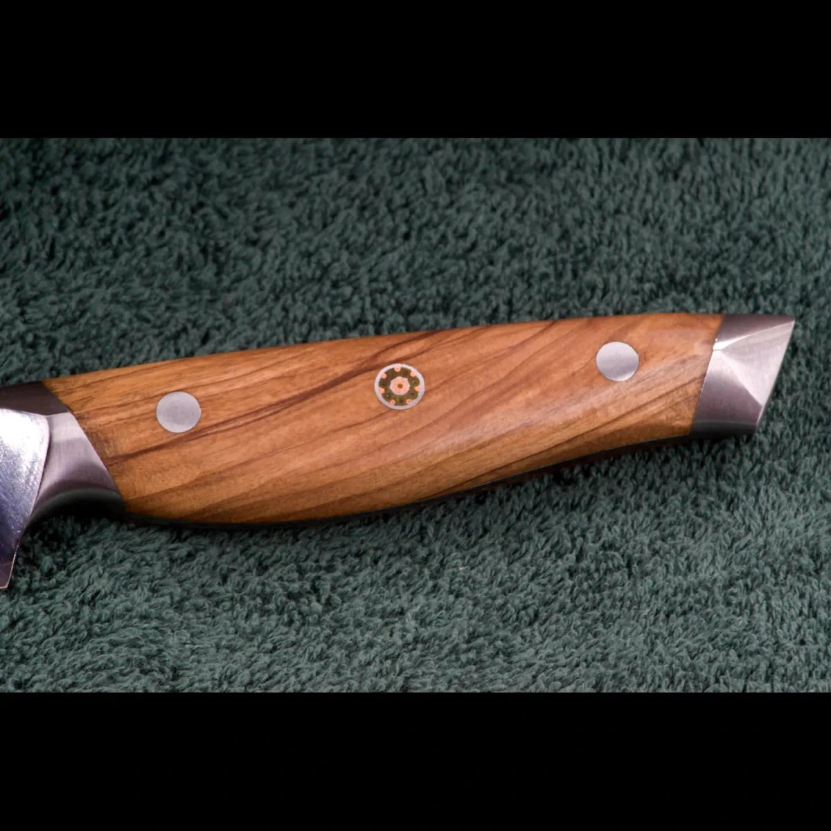 Olivenholzgriff des SKeld® Damastmessers aus VG10, ergonomisch geformt