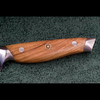 Olivenholzgriff des SKeld® Damastmessers aus VG10, ergonomisch geformt