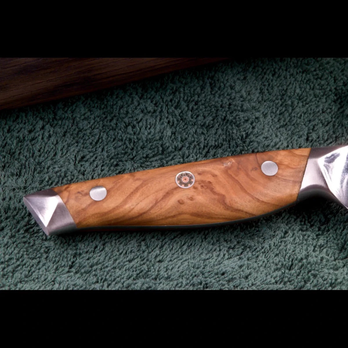 Olivenholzgriff des SKeld®vDamastmessers, ergonomisch geformt