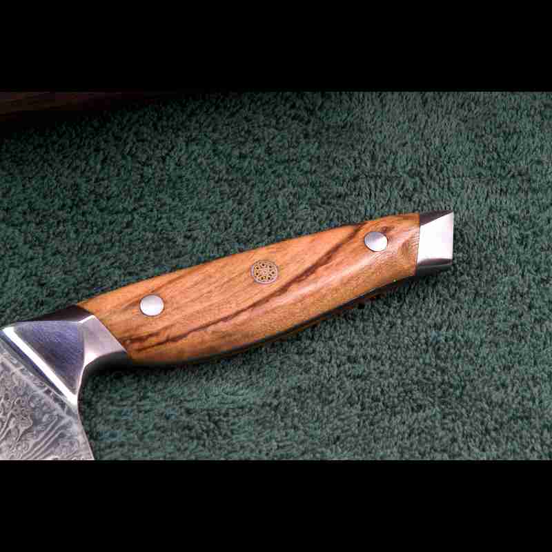 Detail des hochwertigen Olivenholzgriffs vom SKeld® Damast Kochmesser