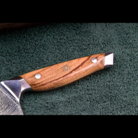 Detail des hochwertigen Olivenholzgriffs vom Damastmesser der Marke SKeld® 
