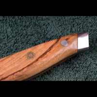 Detail des hochwertigen Olivenholzgriffs vom SKeld® Damastmessern